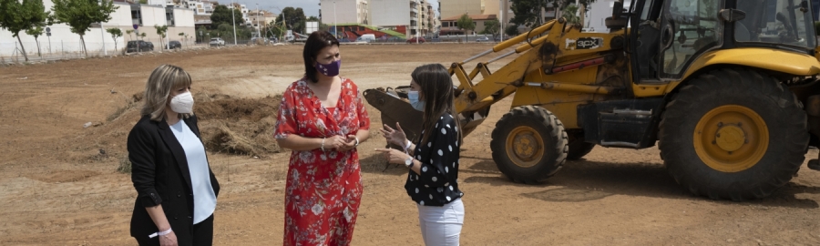 Patricia Puerta y María Jiménez visitan la parcela de siete mil metros cuadrados en la que se construirán la Residencia y el Centro de Día para personas mayores y personas con discapacidad de Orpesa