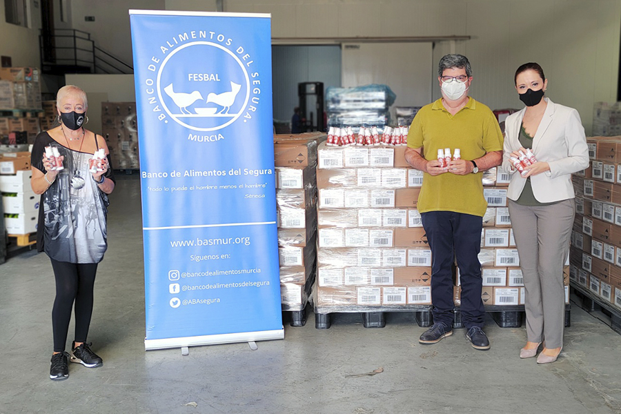 Representantes del Banco de Alimentos y Mercadona en Murcia durante la donación