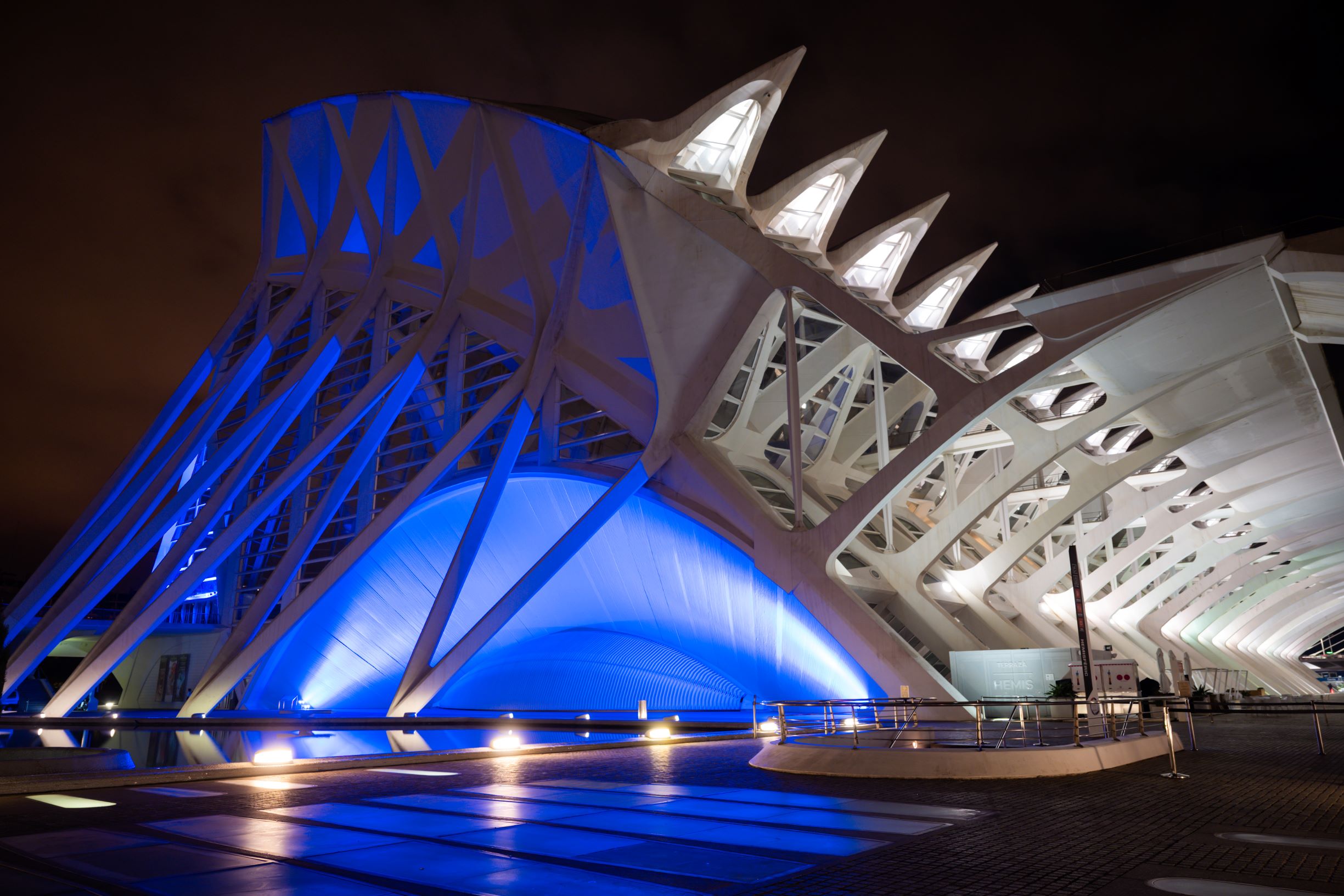La Ciutat de les Arts i les Ciències se ilumina esta noche de azul por ...
