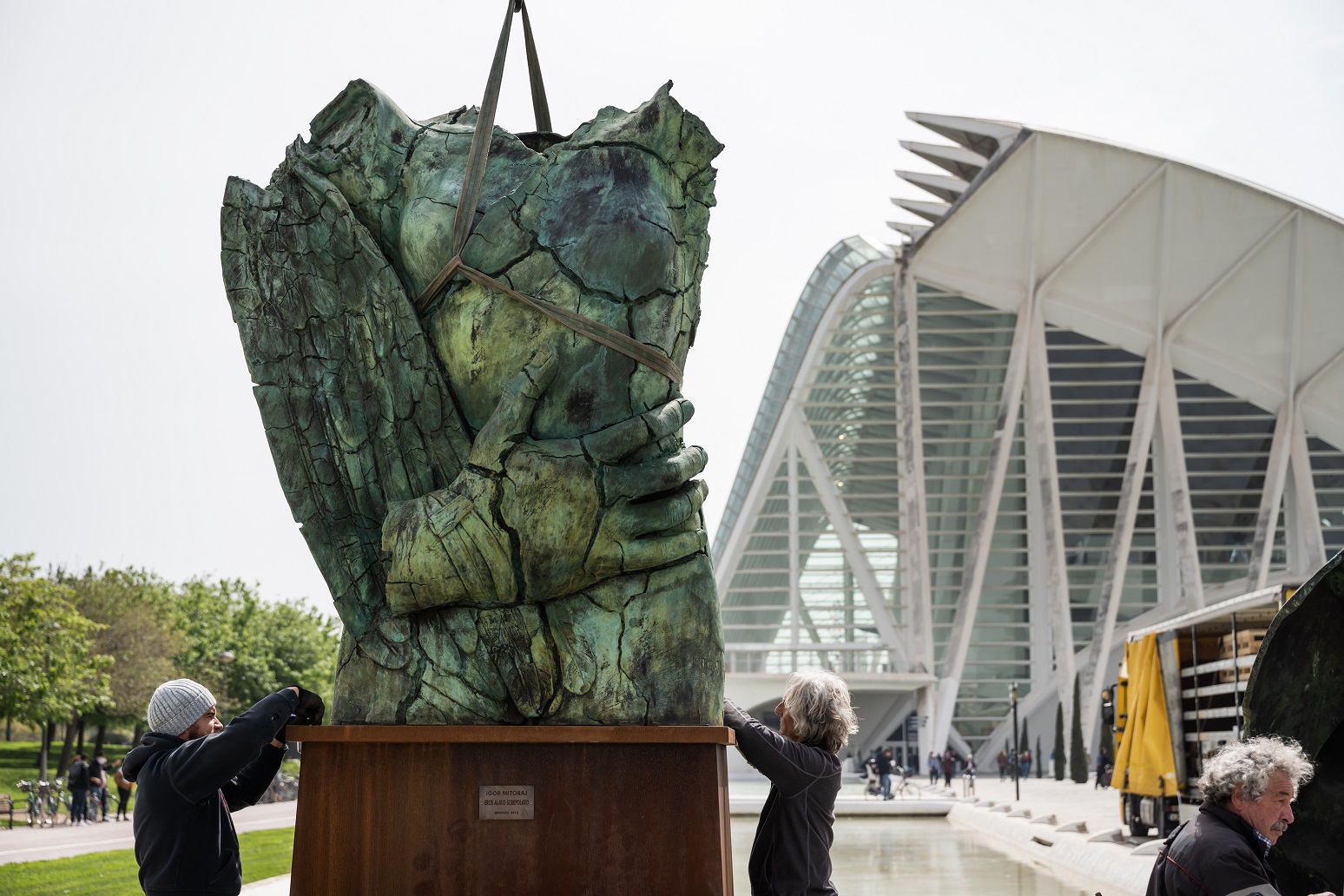 Las esculturas gigantes de Igor Mitoraj llegan a la Ciutat de les Arts ...