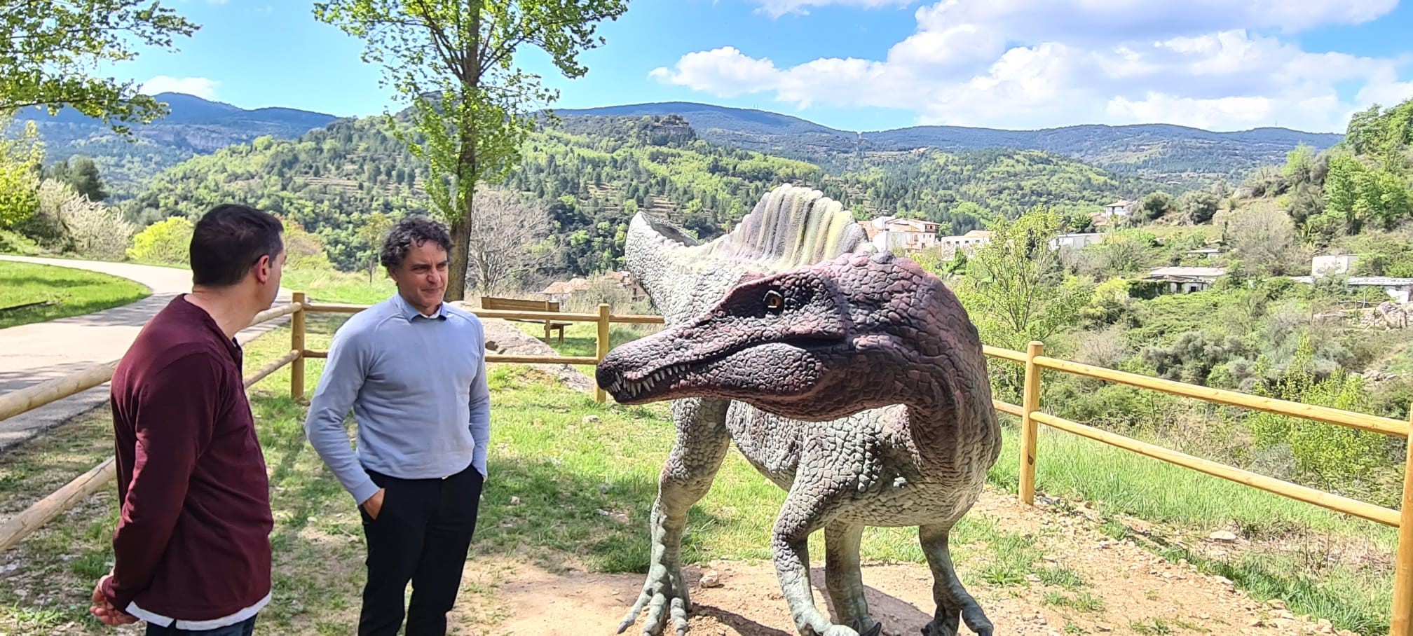 Francesc Colomer visita la réplica de dinosaurio del yacimiento paleont...