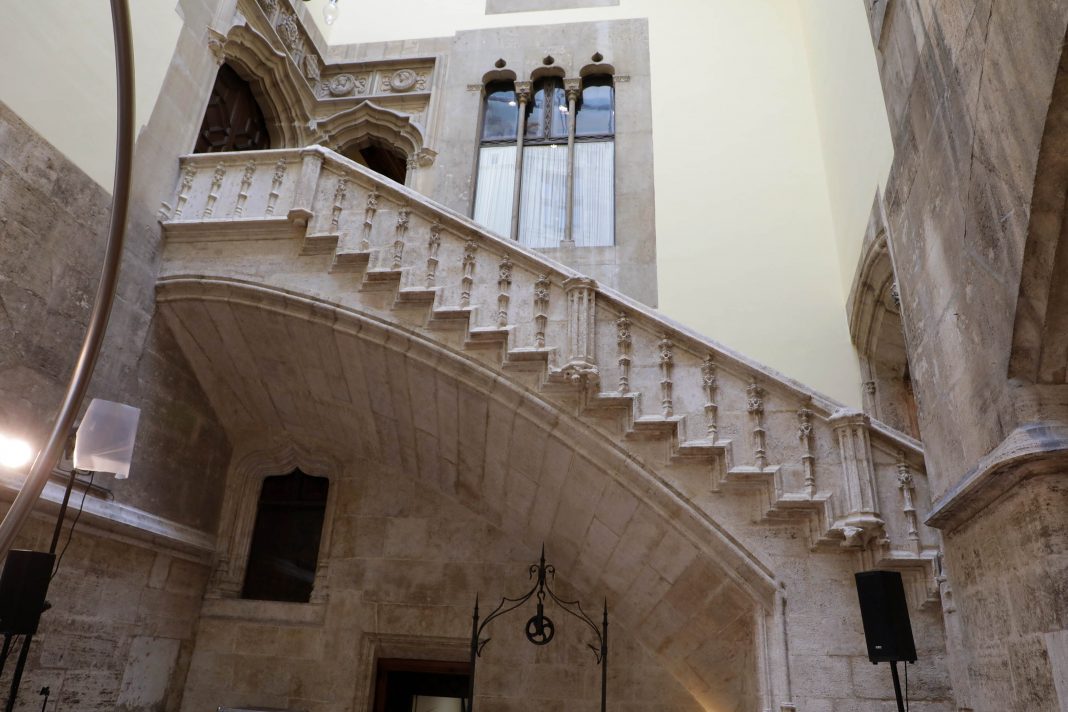 La Generalitat recupera la escalera gótica de su Palau tras una restauración que ha permitido dejar a la vista elementos singulares