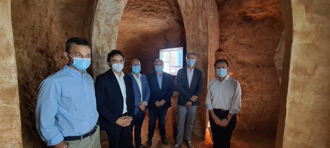 Colomer inaugura las bodegas subterráneas de la Puerta del Sol y el refugio antiaéreo de la Guerra Civil de Utiel