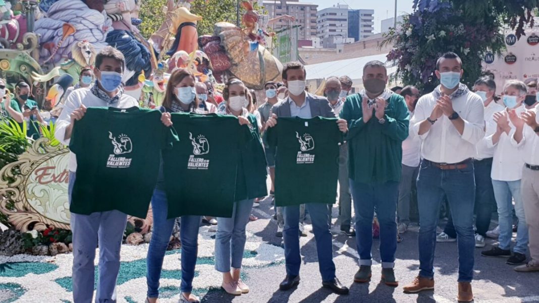 El presidente del PP, Pablo Casado, visita las Fallas junto a Mazón y Catalá