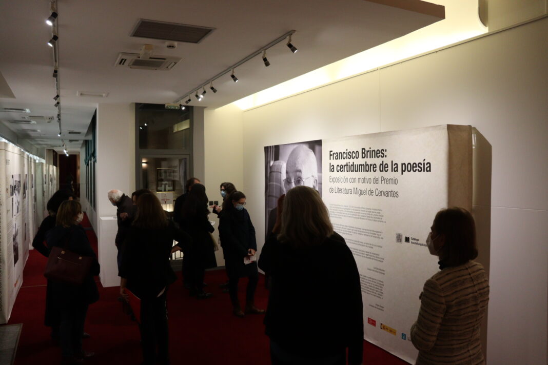 Cultura inaugura l'exposició itinerant de Francisco Brines a l'Institut Cervantes de Bordeus