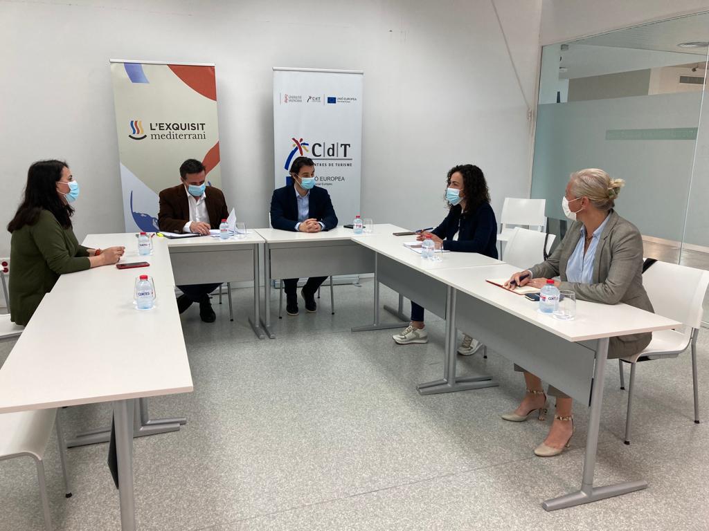 Turisme Comunitat Valenciana presenta en Torrevieja el programa formativo en hostelería y alojamiento dirigido a refugiados ucranianos